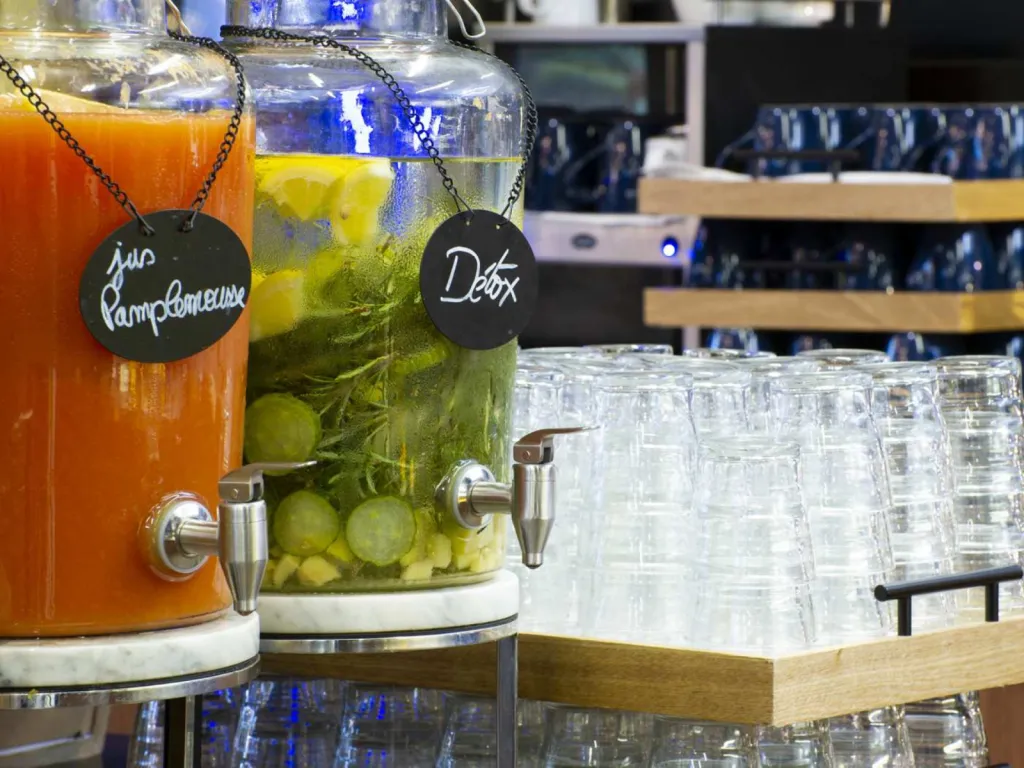 Reportage photographique petit déjeuner buffet jus de fruits détox