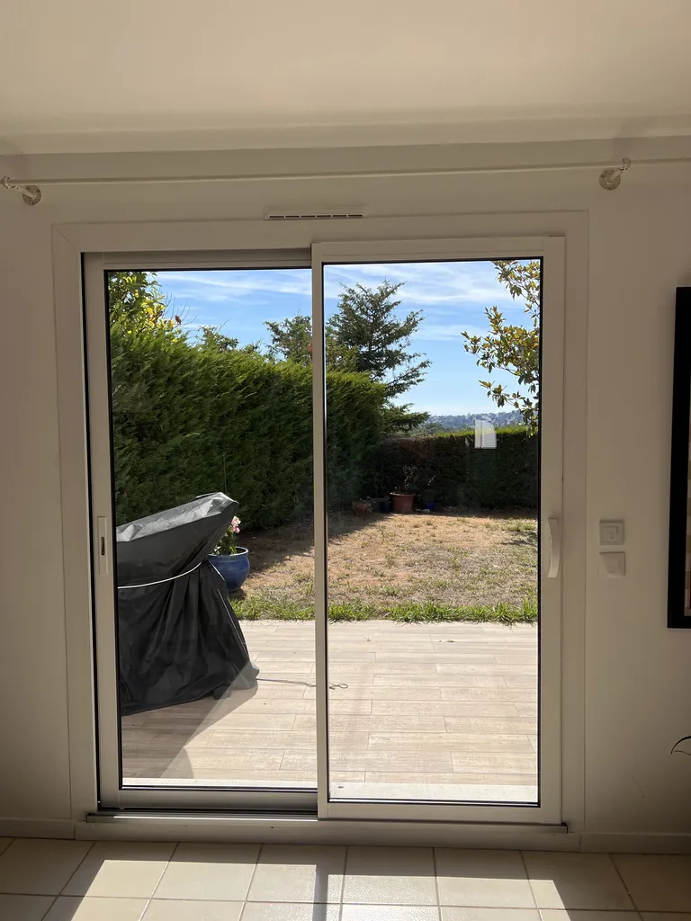 Rénovation de menuiseries avec coulissants aluminium SAPA et fenêtres PVC Premio Plus bicolores Marron 8014 et Blanc à Villeneuve-Loubet dans les Alpes-Maritimes