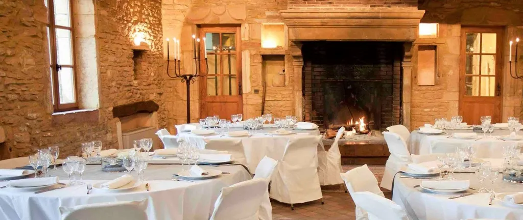 Diner en intérieur pret de la cheminée