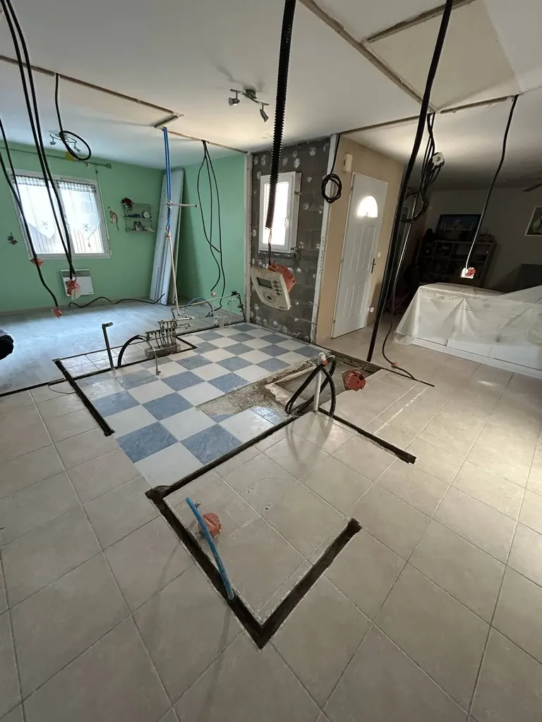 Travaux de démolition des cloisons avant recloisonnement lors de la rénovation après sinistre