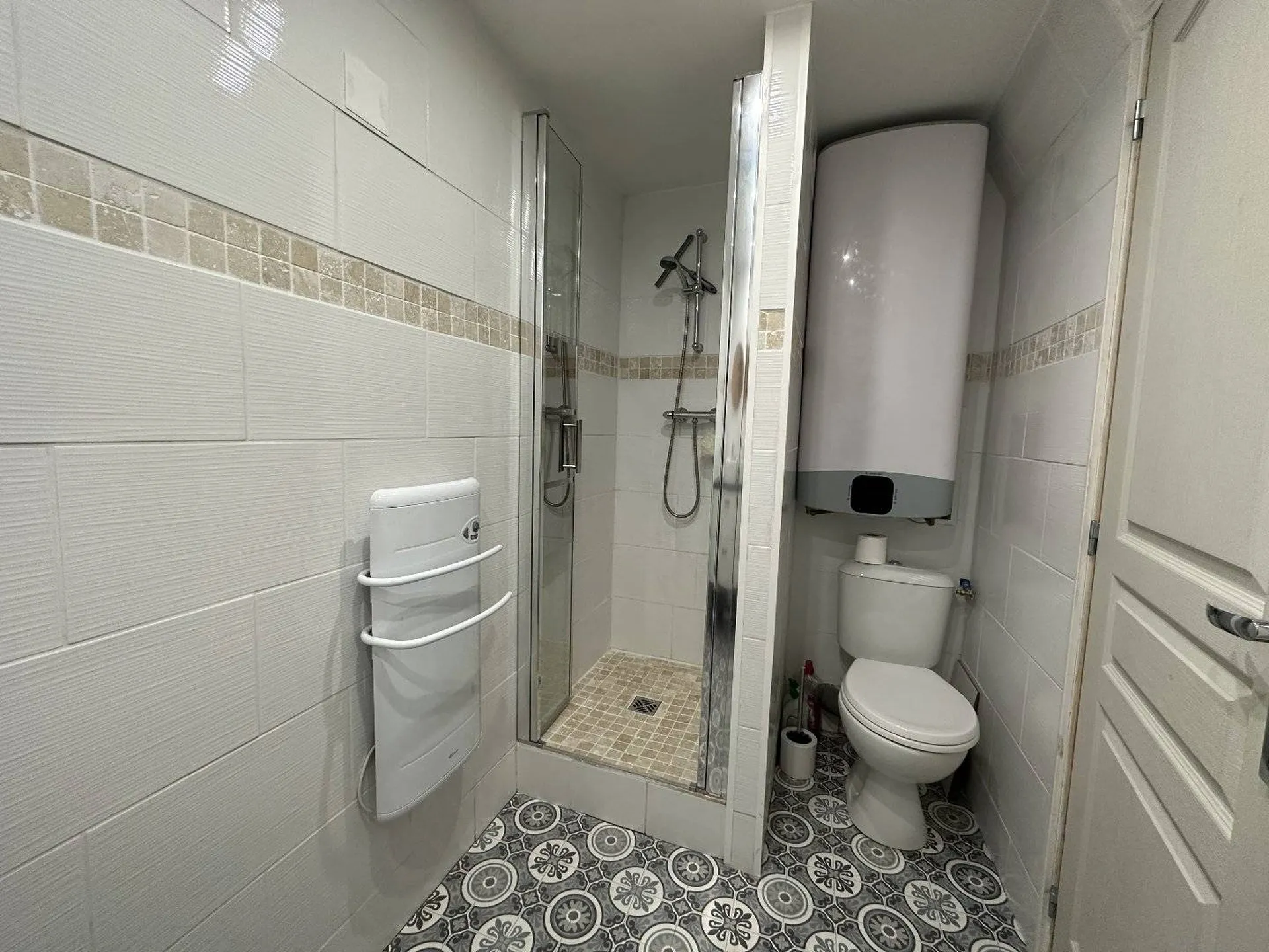 Vends Charmant F1 situé au 3éme et dernier étage au calme d'une résidence.