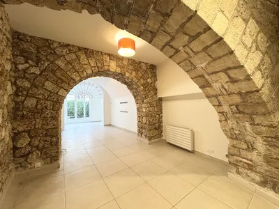 jolies pierres dans cet appartement 