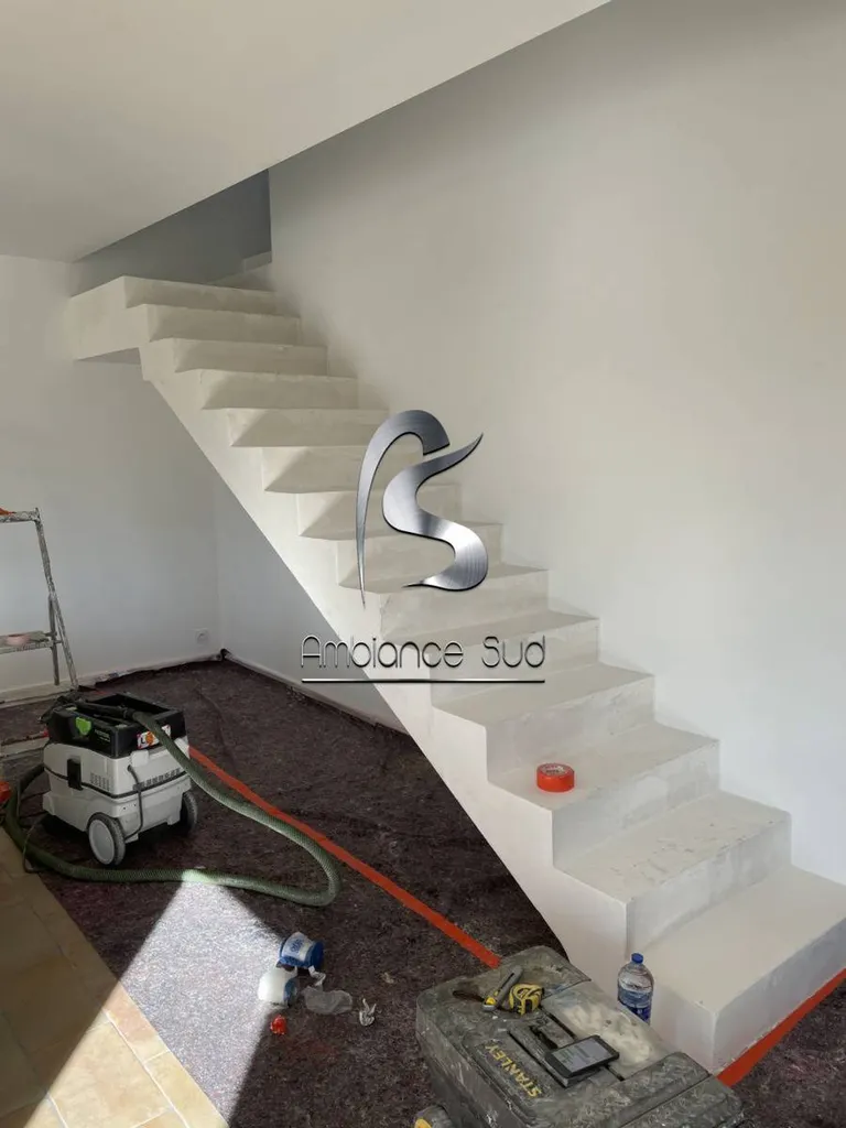 Artisan pour rénovation escalier en béton ciré à Cavalaire sur Mer Var 83