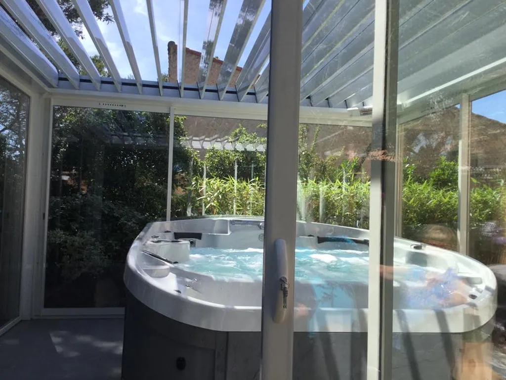 Pergola design bioclimatique posé sur Martigues