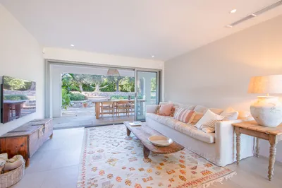 SAINTE-MAXIME | RARE sur le Littoral : Villa de Luxe de Plain-Pied, Vue Mer Panoramique et Accès Plage Immédiat