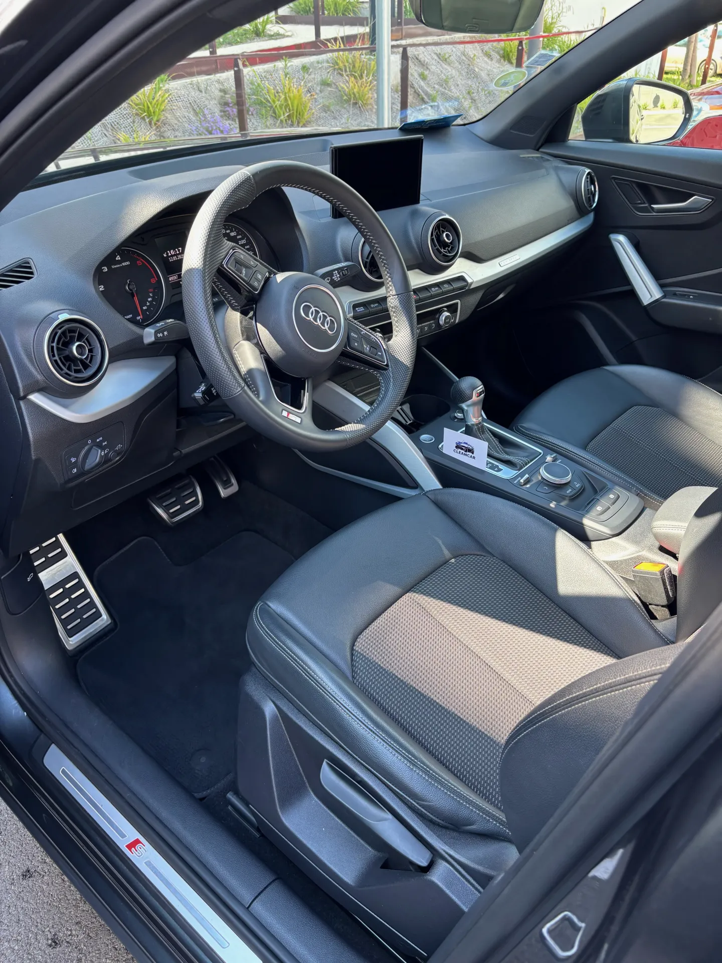 Entretien intérieur professionnel d’une Audi Q2 : aspiration détaillée, soin du cuir et finition esthétique de précision.