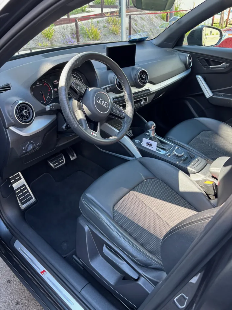 Entretien intérieur professionnel d’une Audi Q2 : aspiration détaillée, soin du cuir et finition esthétique de précision.