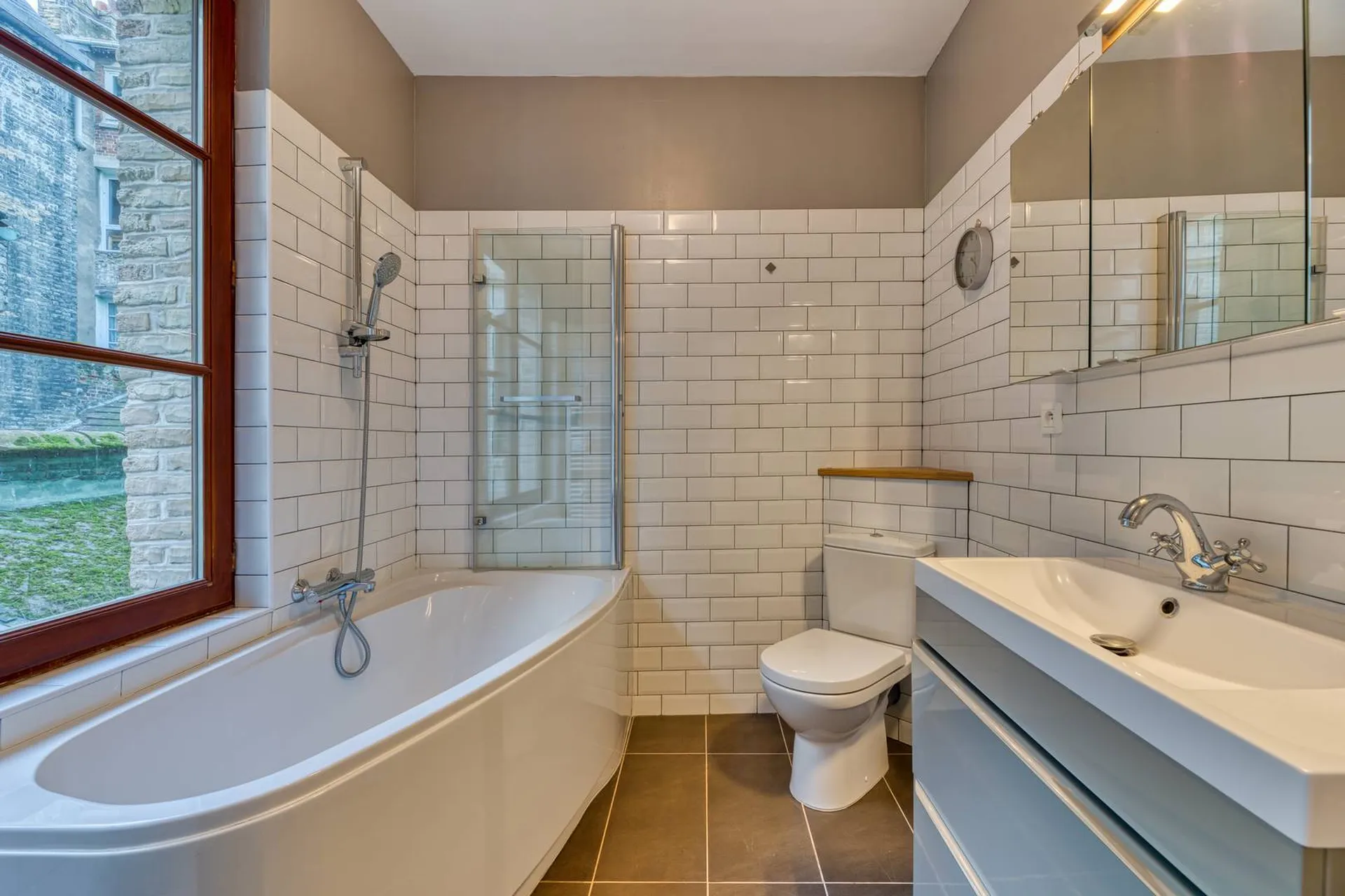 Vends cette pépite immobilière à Dieppe, une maison dieppoise de 1693 entièrement rénovée, avec 140m² de bonheur et une cour privative pour vos instants de sérénité