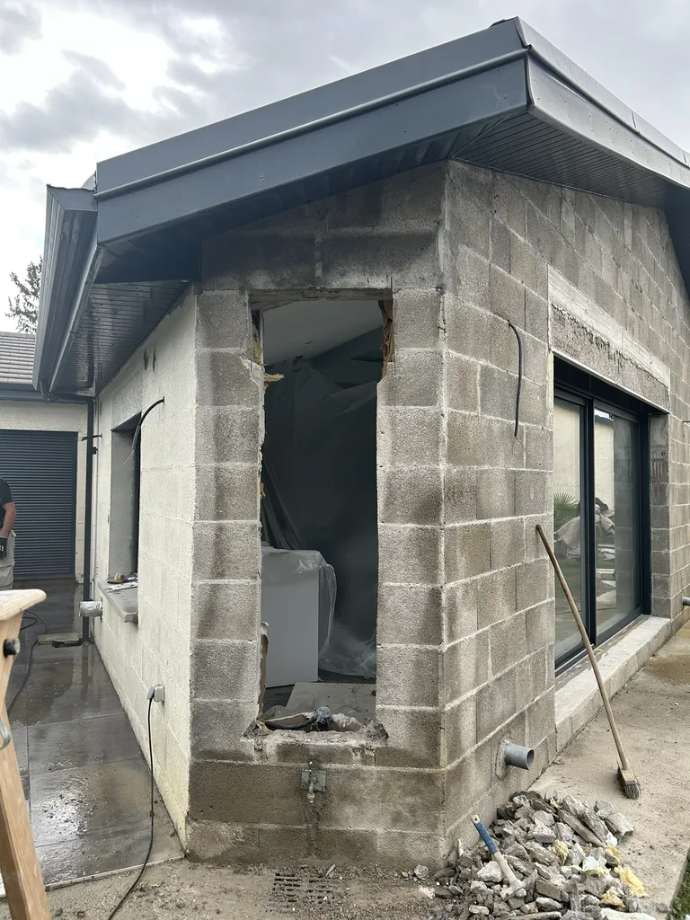 Ouverture dans un mur porteur avant installation de la fenêtre - Villefranche sur Saône (69)