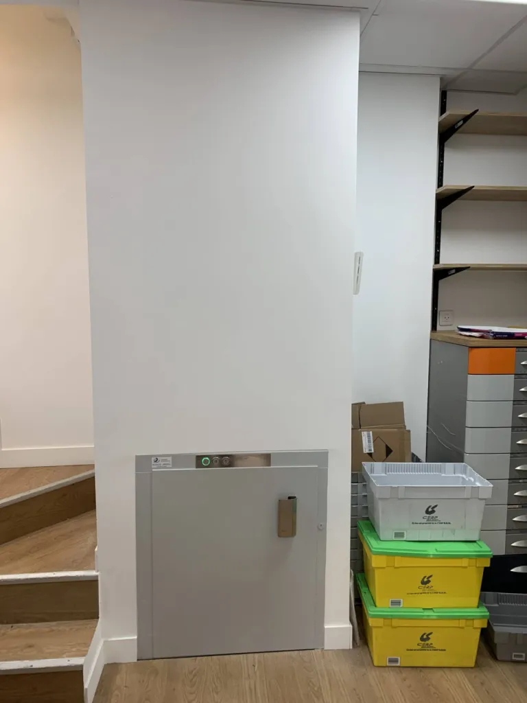 monte-charges hydraulique HIDRAL est prêt à l'emploi dans cette pharmacie de Marseille monte-charges hydraulique HIDRAL est prêt à l'emploi dans cette pharmacie de Marseille