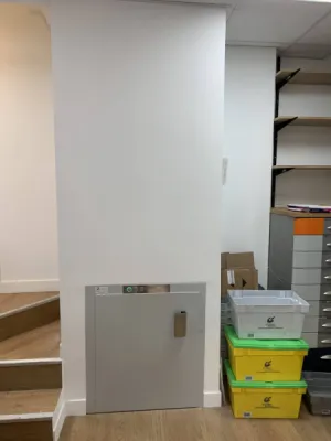 monte-charges hydraulique HIDRAL est prêt à l'emploi dans cette pharmacie de Marseille