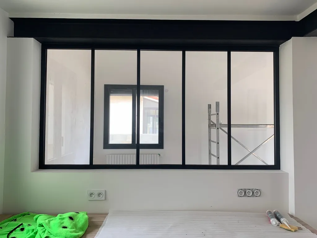 Vente et installation d’une verrière moderne en aluminium sur Sausset Les pins