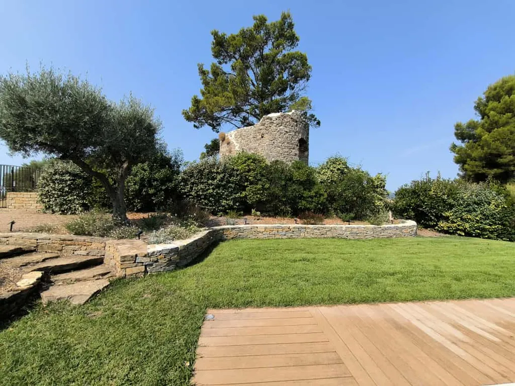 Aménagement paysager complet avec muret en pierres sèches et gazon de placage au Castellet