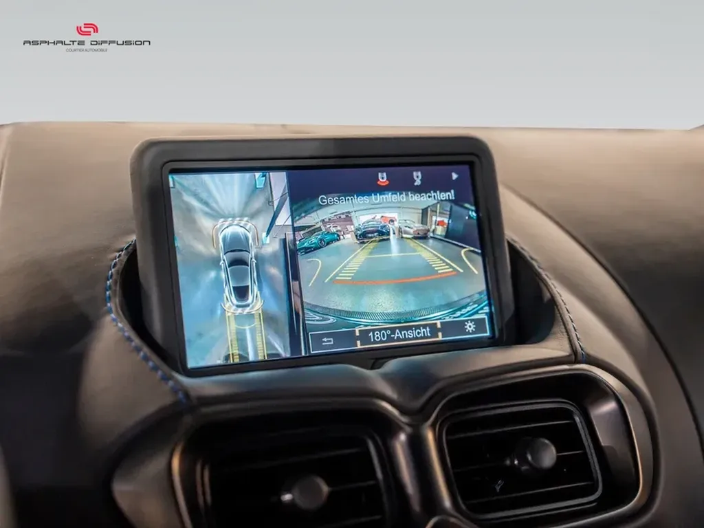 Aston Martin V12 Vantage écran multimédia et caméra – intérieur premium – Cannes