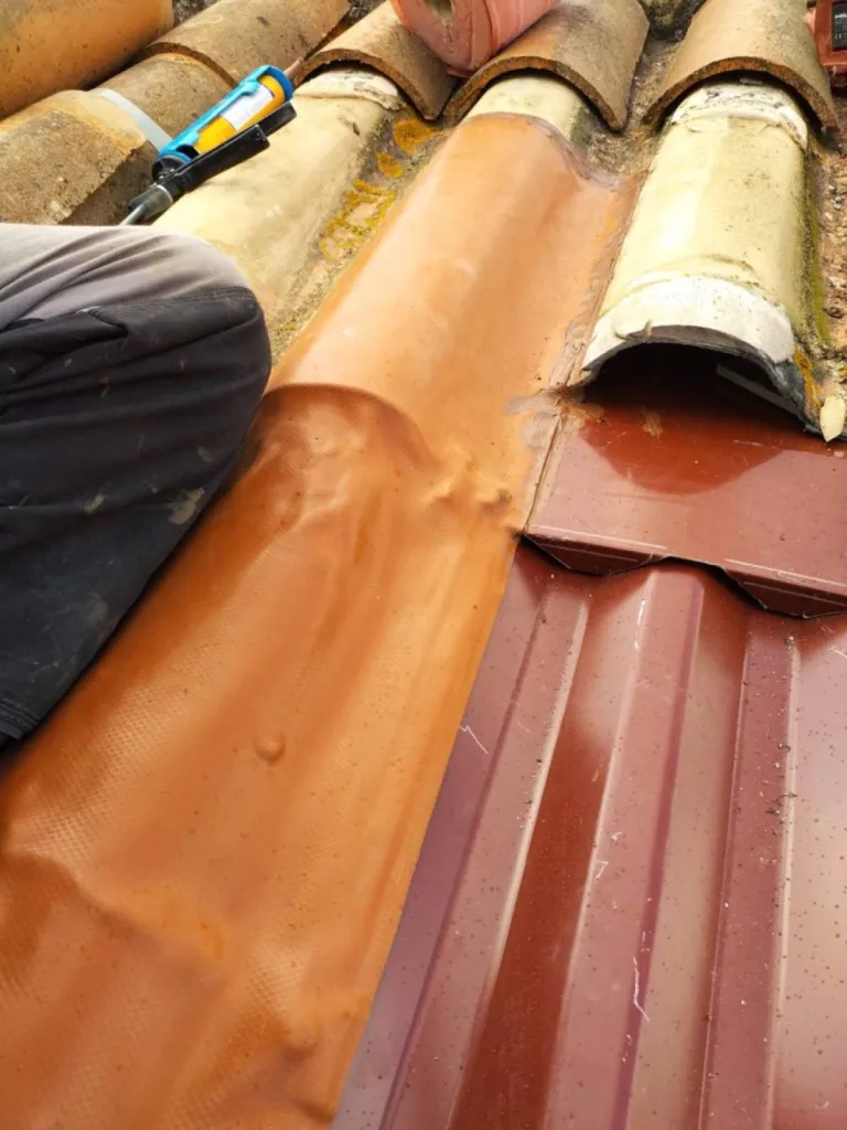 Installation de bac acier en toiture avec rail K2 pour panneaux solaires en toiture à Marseille dès 5 990€