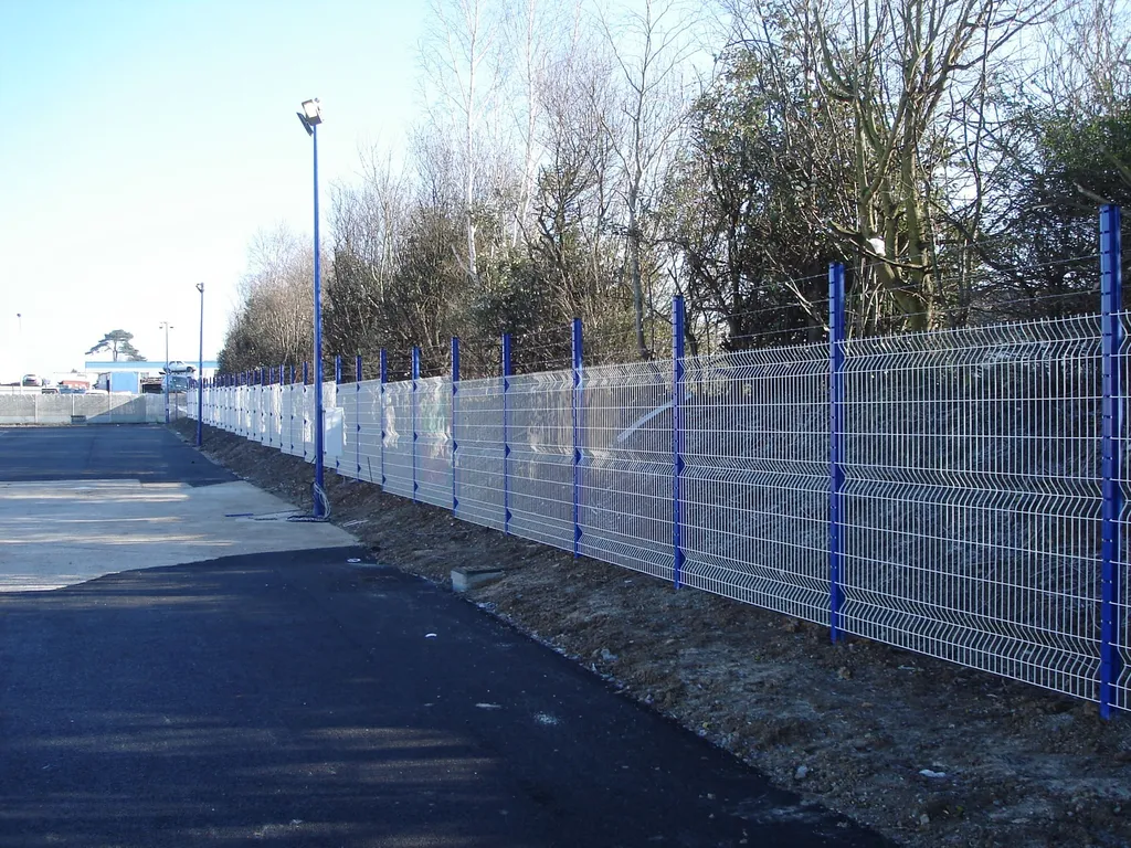 Installation de Clôtures Sécurisées, Panneaux Rigides avec Fils Barbelés pour Périmètres Sensibles à Rouen dans en Seine-Maritime 76