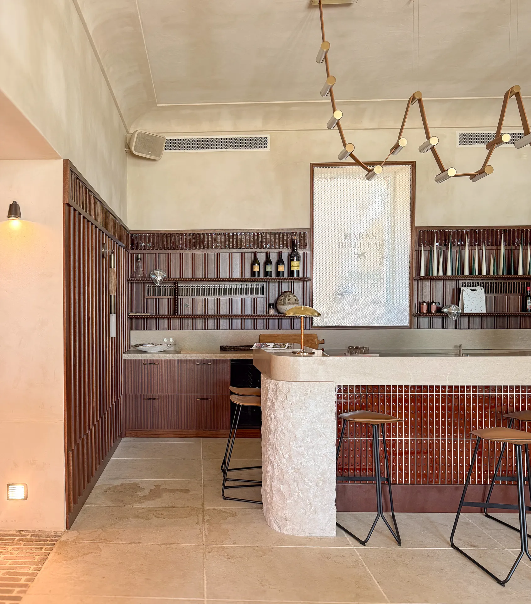 Cuisine sur mesure en chêne, sellerie intégrée et porte vers l’écurie réalisées entre la Drôme et l'Ardèche