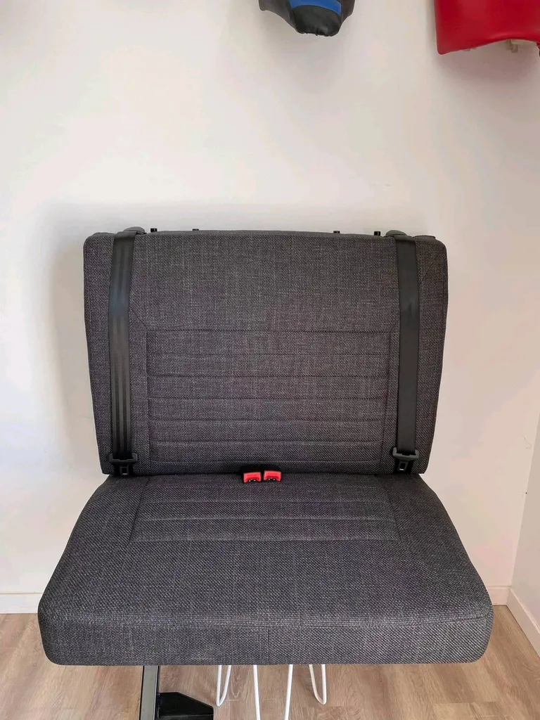 Création et imagination d'une banquette en tissu d'un van  autour de Merignac. 