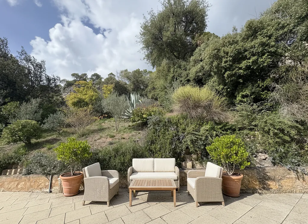 Splendide propriété d'exception nichée sur les hauteurs de Villecroze avec vue panoramique imprenable, villa rénovée, studio indépendant et piscine de standing au cœur du Var.