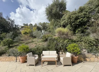 Splendide propriété d'exception nichée sur les hauteurs de Villecroze avec vue panoramique imprenable, villa rénovée, studio indépendant et piscine de standing au cœur du Var.