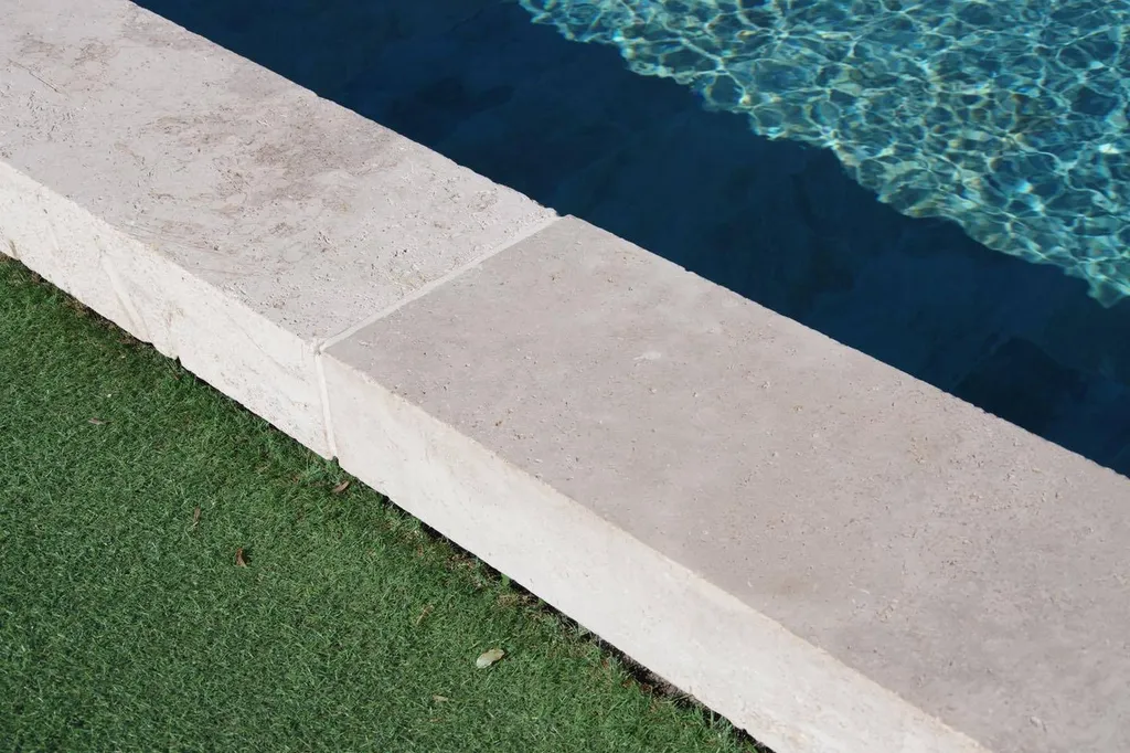 Où acheter des margelles XXL pour ma piscine à Ambarès et Lagrave à Bordeaux rive droite ?