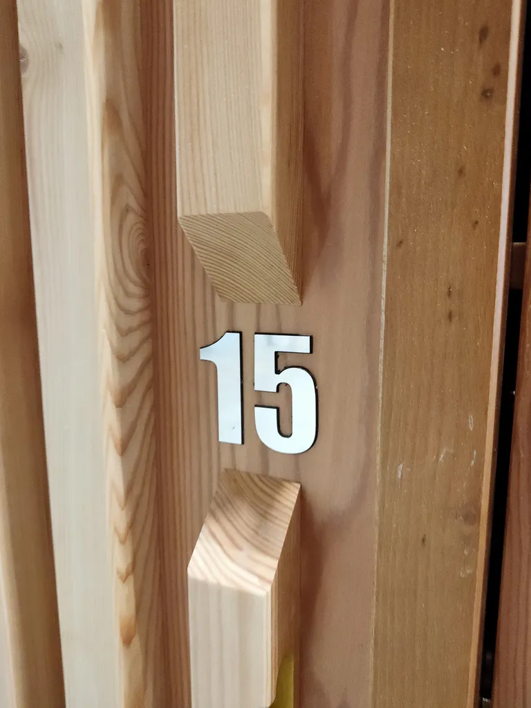 Signalétique intérieure et numéros gravés sur mesure pour bureaux, tables de travail et portes aux Archives départementales de l’Isère à Grenoble