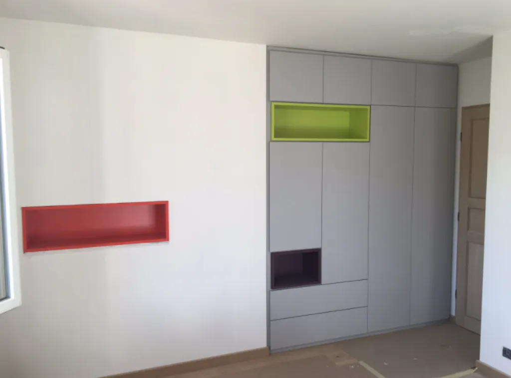Réalisation d'une conception et installation d'une façade de placard sur-mesure pour enfants à Colomiers