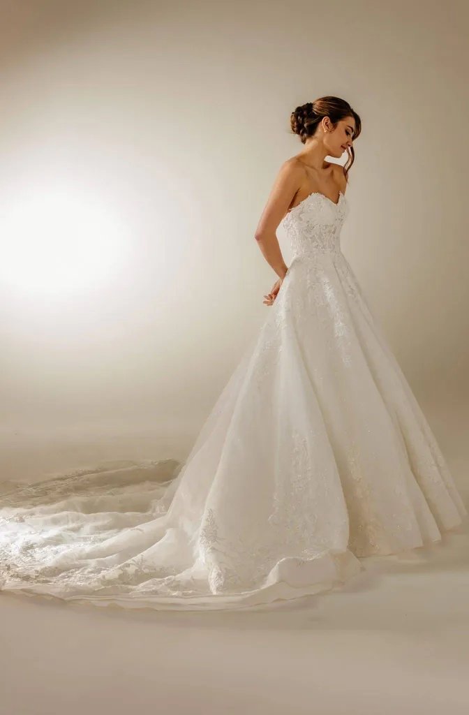 robe de mariée princesse avec longue traîne avec dentelle robe haute couture de la marque Pronuptia à Marseille proche de bouc-bel-air.