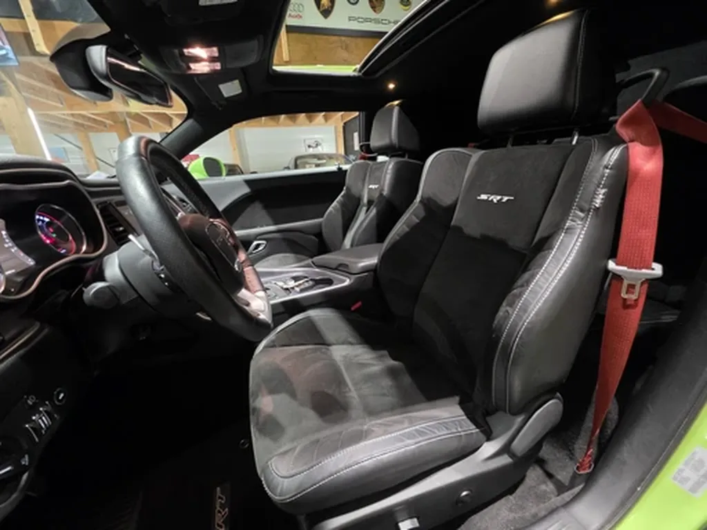 Sièges sport SRT cuir et suède intérieur Dodge Challenger SRT 392 verte