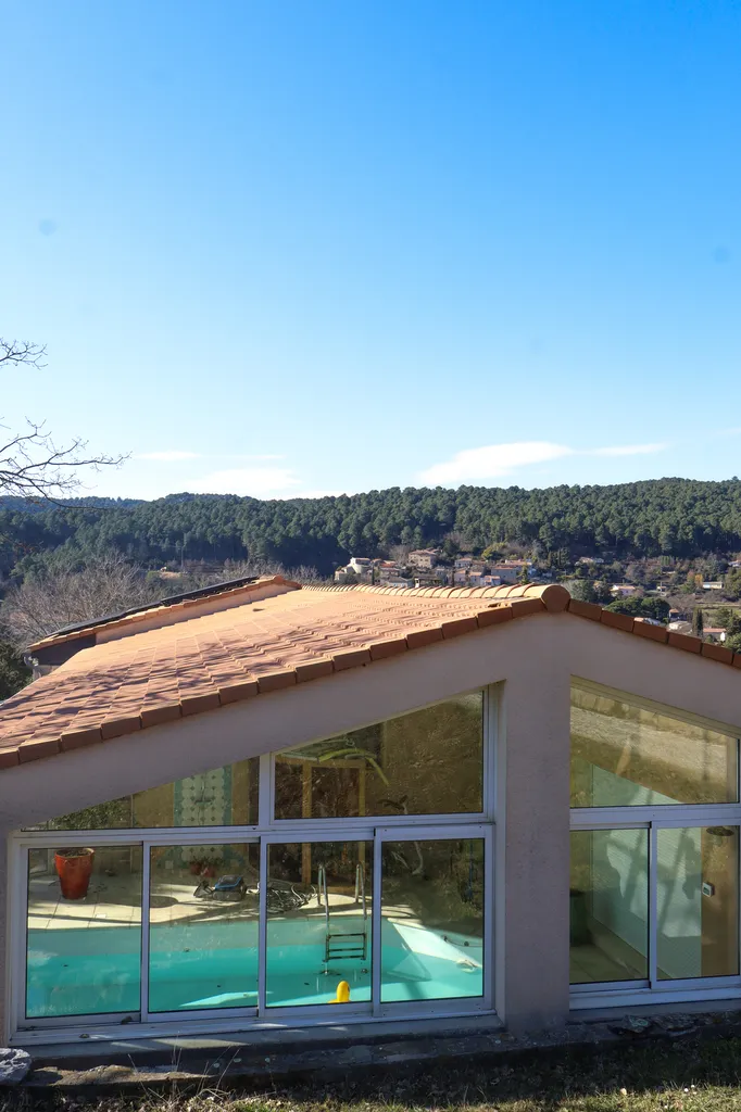 Véranda à toiture vitrée aluminium sur mesure à Saint-Paul-le-Jeune en Ardèche aux portes du Gard durable