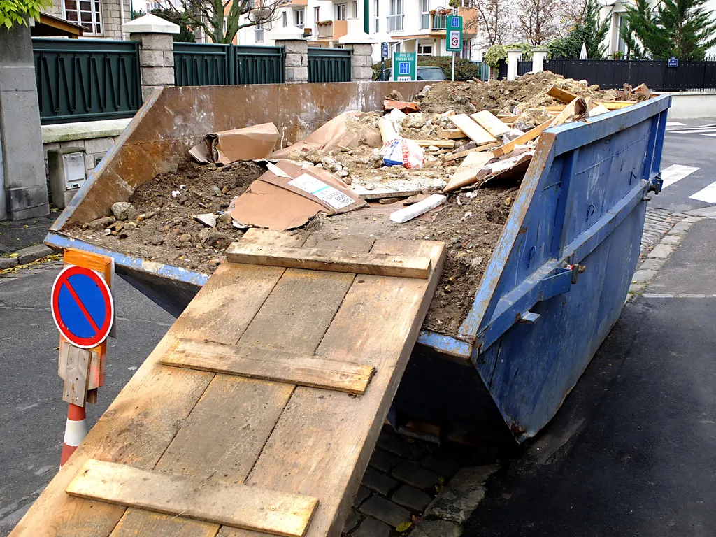 Louer une benne pour évacuer gravats et déchets de chantier dans le Var et les Alpes-Maritimes