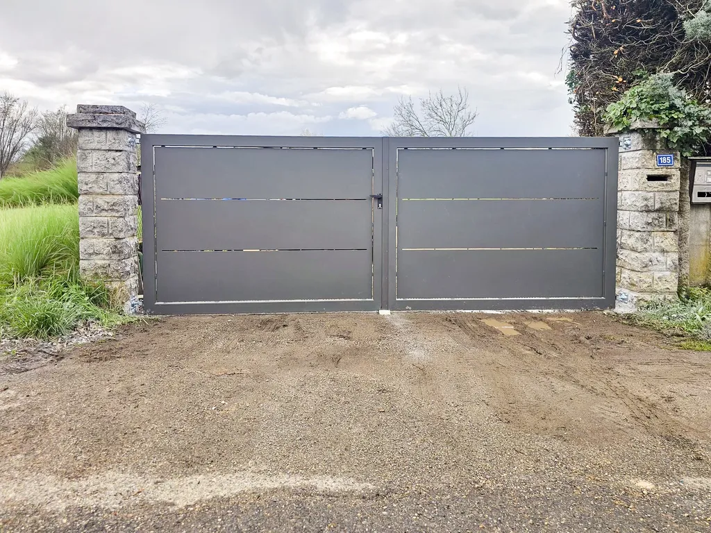 Portail deux battants en fer avec découpe plasma et thermolaquage, réalisé à Pradons près d’Aubenas en Ardèche