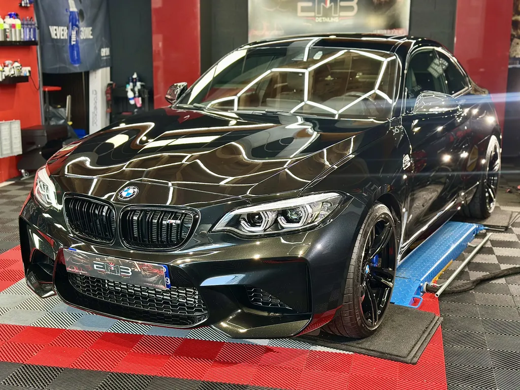 Detailing auto lyon spécialiste du traitement céramique et de la protection carrosserie sur BMW M2 voiture sportive