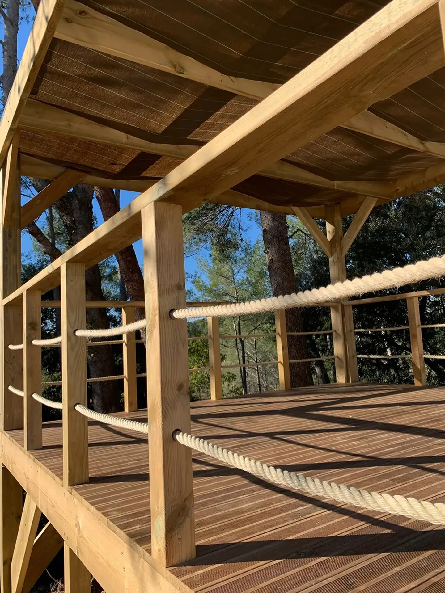 Transformation d'un extérieur avec une terrasse en bois sur pilotis, pergola et vue panoramique à Béziers