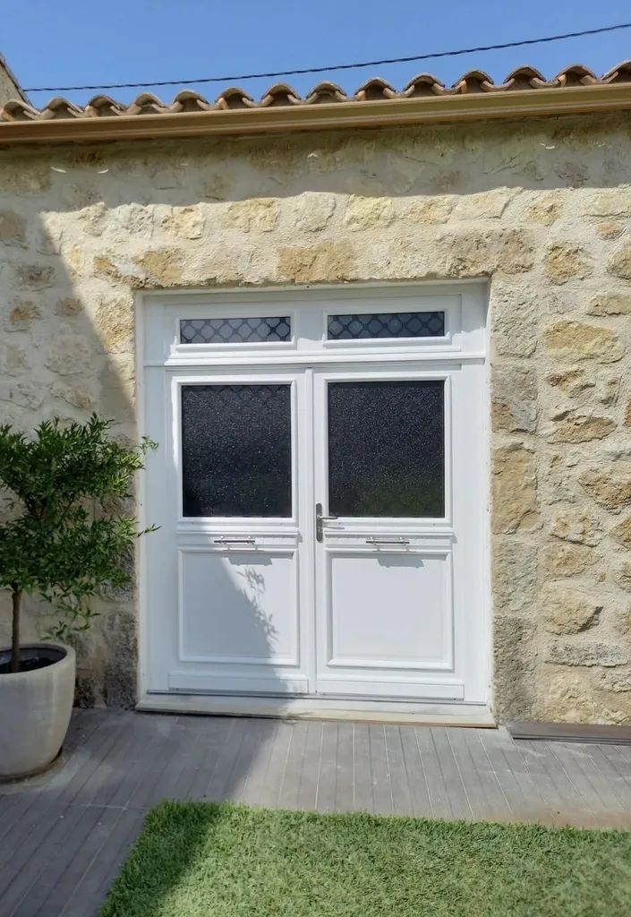 Installation d'une porte d’entrée en bois RAL 9010 blanc - Reproduction à l’identique par RG HABITAT Nézignan-l’Évêque