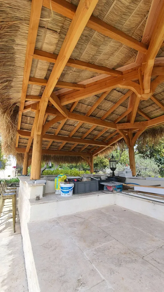 Pool house bois avec couverture paille de bambou VAR 83