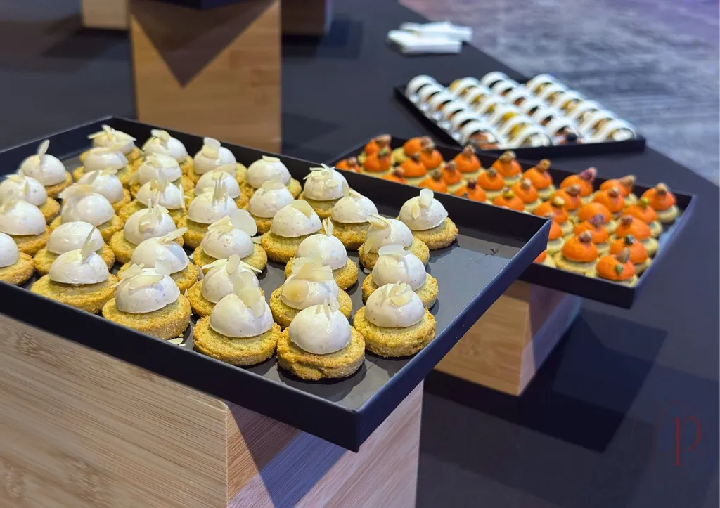 Dômes de burrata : Sablé au pesto, dôme de burrata à la truffe et amande torréfiée