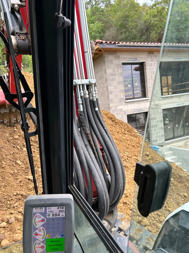 Entreprise de terrassement qui intervient à Divonne-les-Bains (01220) dans le pays de Gex, pour maison individuelle neuve de particulier avec terrain en pente