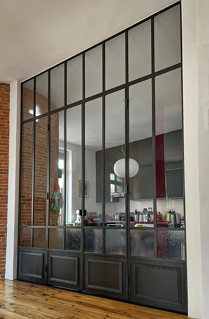 Création d'une verrière sur mesure pour un appartement au style éclectique au cœur de Touloue