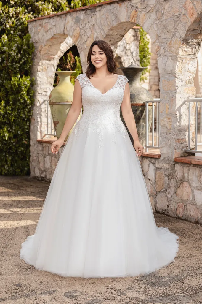La robe de mariée modèle  Violetta fluide ,décolletée et des petites manches en dentelle , une robe majestueuse et simple par son style princesse bohème chez solution cérémonie à Marseille 