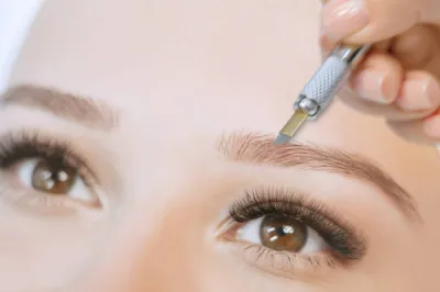 sourcils microblading regard Saint-Raphaël