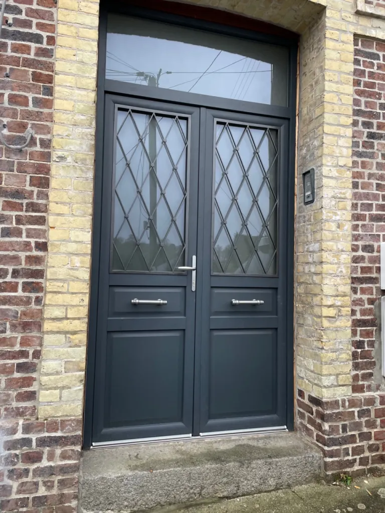 Pose d'une porte d'entrée hybride mixte PVC/Aluminium de fabrication française secteur Bolbec proche Gruchet le Valasse (76)