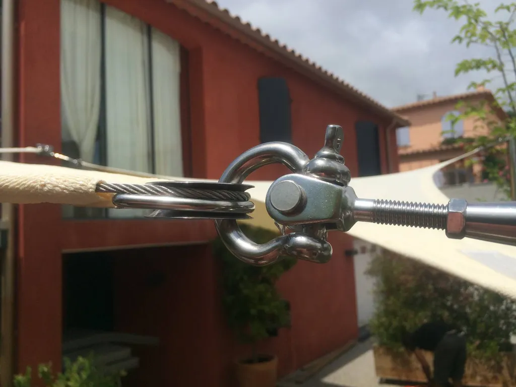 Fixation pour voile d'ombrage a Cannes 