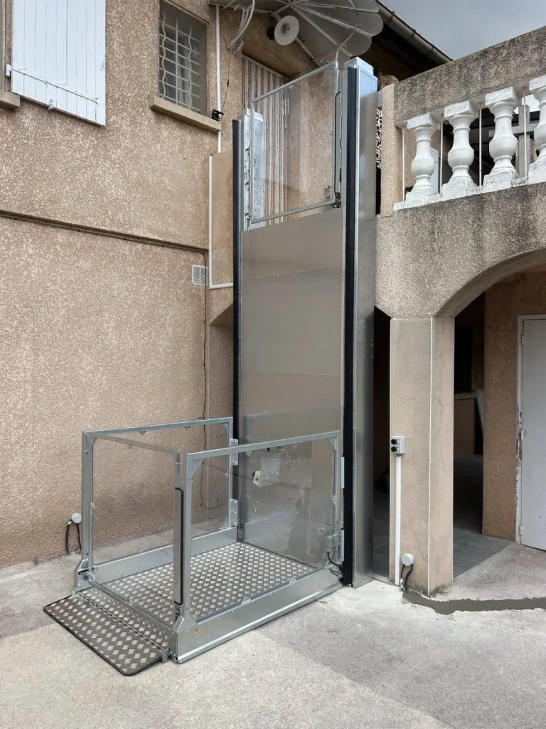 L'accès à l'atelier du RDC est préservé, finition acier inoxydable du plus bel effet, pour cette Strategos à Marseille