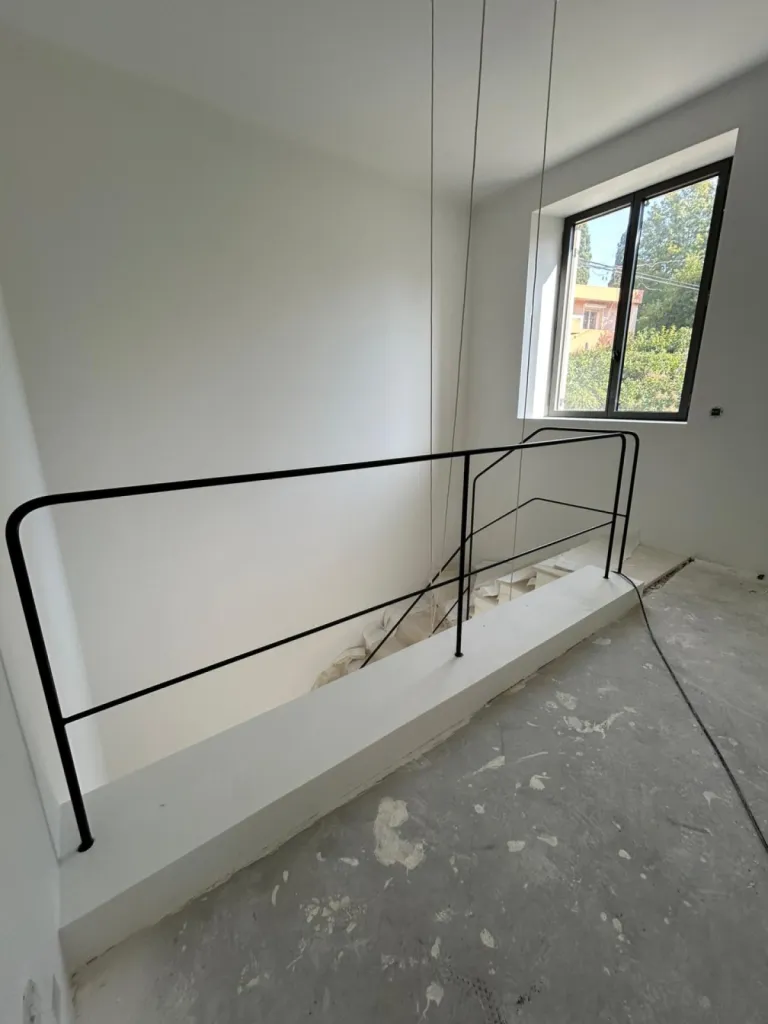 Création d’un garde-corps d'escalier en acier sur mesure au design minimaliste et épuré entre Puyricard et Éguilles