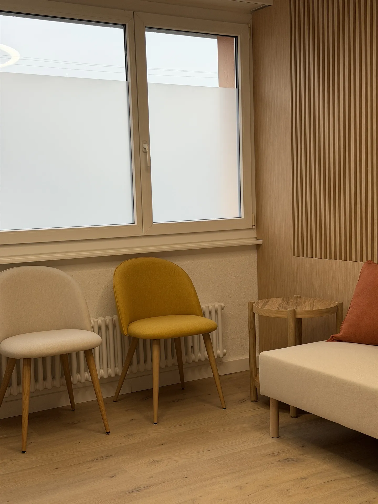 Film décoratif XPEL White Frost pour bureaux à Genève et Lausanne pour créer de l’intimité structurer les espaces et conserver la luminosité naturelle