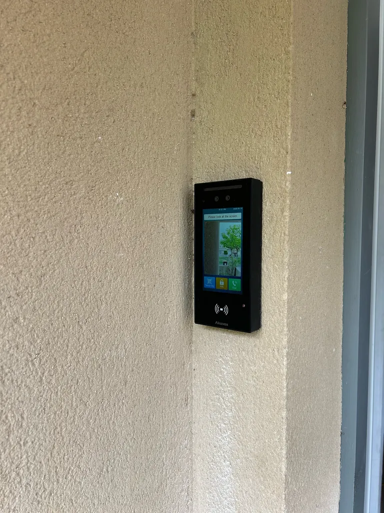 Contrôle d'Accès Intelligent : Installation de Portiers Vidéo Akuvox à Aix-en-Provence