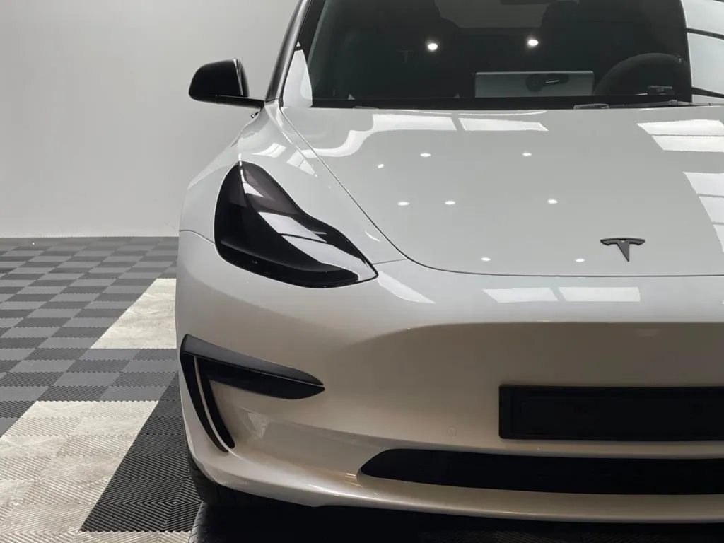 TRAITEMENT CÉRAMIQUE CARROSSERIE TESLA MODEL 3 À CARNOUX EN PROVENCE PROCHE DE MARSEILLE