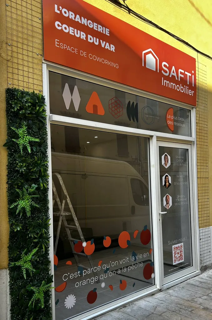 marquage publicitaire sur une vitrine dans le var