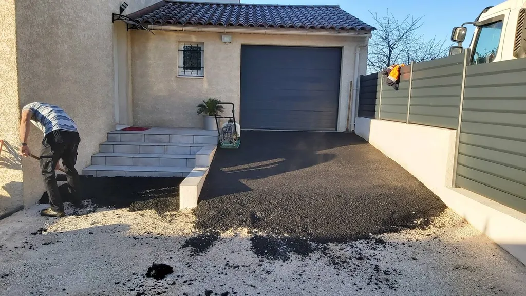 Réfection d'une entrée de villa en enrobé de bitume noir à Saint-Zacharie dans le Var